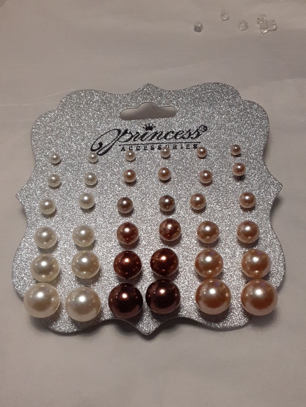 Stud Earrings. 18 Pairs.